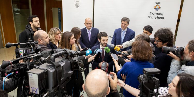 El ministro de Derechos Sociales, Consumo y Agenda 2030, Pablo Bustinduy, visitó en febrero el Consell de Ibiza para conocer sus acciones contra los alquileres turísticos ilegales.