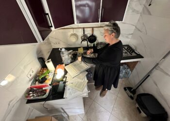 Iluminada con farorillos que se cargan con USB, Mónica Costa Losa muestra parte de todo el papeleo que le está llevando su caso. Fotos Noudiari