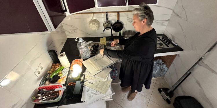 Iluminada con farorillos que se cargan con USB, Mónica Costa Losa muestra parte de todo el papeleo que le está llevando su caso. Fotos Noudiari