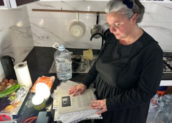 Iluminada con farorillos que se cargan con USB, Mónica Costa Losa mostraba en febrero parte de todo el papeleo que le ha llevado su caso. Fotos Noudiari