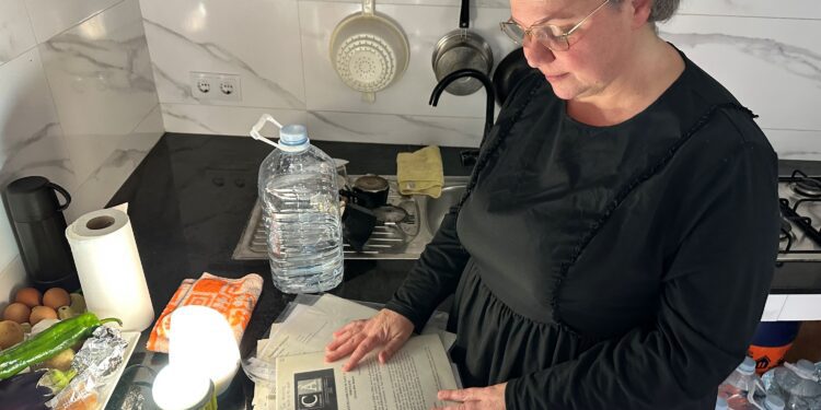 Iluminada con farorillos que se cargan con USB, Mónica Costa Losa mostraba en febrero parte de todo el papeleo que le ha llevado su caso. Fotos Noudiari