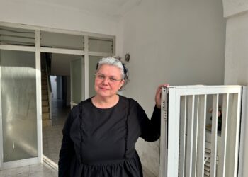 Mónica Costa Losa en el portal de su vivienda de Sant Antoni. Foto Noudiari