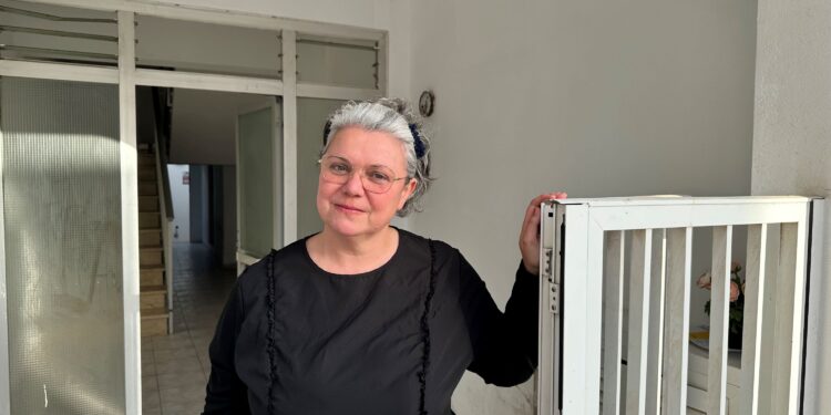 Mónica Costa Losa en el portal de su vivienda de Sant Antoni. Foto Noudiari