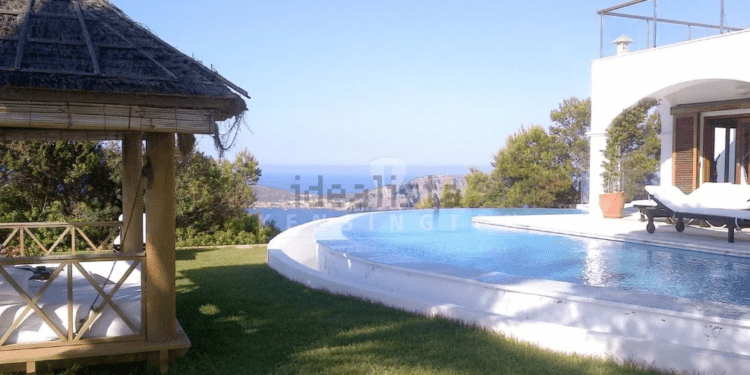 Vivienda en Santa Eulària que se vende por 35 millones de euros.