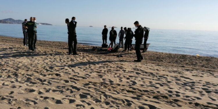 Imagen de archivo de migrantes llegados en patera a Platja d'en Bossa.
