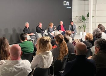 En el coloquio, de izq a dcha: David Trías, Néstor Pellicer, Isabel Martínez, Francesc Parcerisas y Luis Ortas.