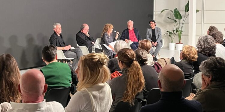 En el coloquio, de izq a dcha: David Trías, Néstor Pellicer, Isabel Martínez, Francesc Parcerisas y Luis Ortas.