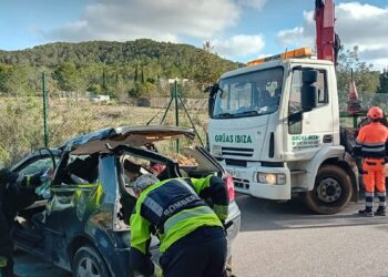 Una grúa pluma de Auxilio Carretera de Grúas Ibiza se encargó de retirar el vehículo siniestrado.