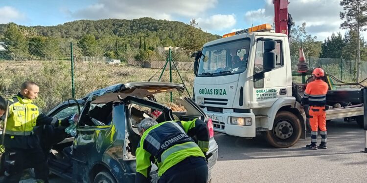 Una grúa pluma de Auxilio Carretera de Grúas Ibiza se encargó de retirar el vehículo siniestrado.