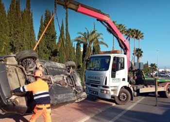 Grúas Ibiza retira el vehículo siniestrado.