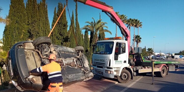 Grúas Ibiza retira el vehículo siniestrado.