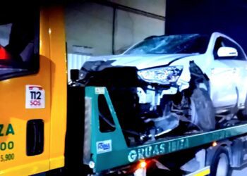 Un vehículo de Grúas Ibiza retira el turismo tras el accidente en Cala de Bou.