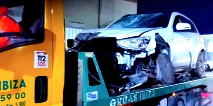 Un vehículo de Grúas Ibiza retira el turismo tras el accidente en Cala de Bou.