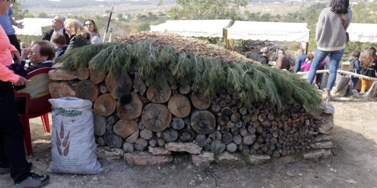 Imagen de la edición del año pasado del encendido de la sitja. Fotos Jaume Riera.