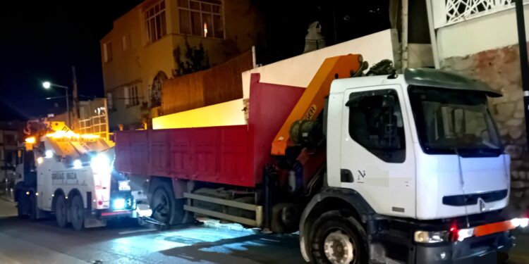 El camión averiado, durante el proceso de remolcado con una grúa de Grúas Ibiza.