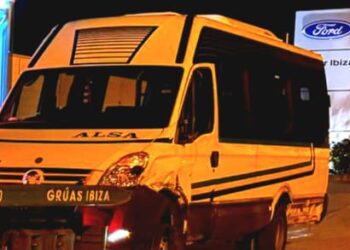 El minibus retirado por Grúas ibiza