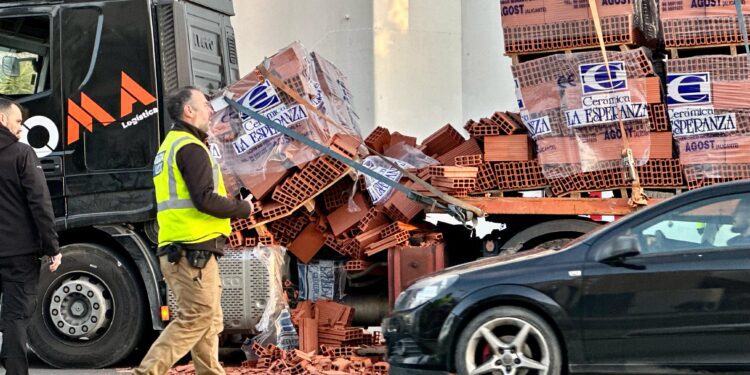El camión de ladrillos ha perdido parte de la carga esta mañana. Fotos Noudiari