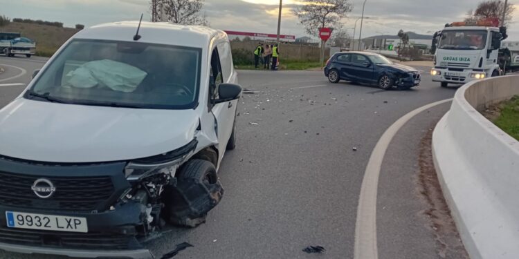 El impacto ha sido de tal magnitud que los automóviles han quedado en estado de siniestro total.