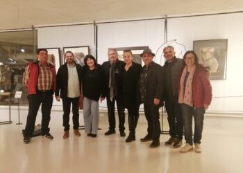 Los artistas rodeados de otros creadores y amigos en la inauguración del viernes en Jesús. Fotos Jaume Riera