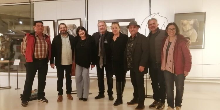 Los artistas rodeados de otros creadores y amigos en la inauguración del viernes en Jesús. Fotos Jaume Riera