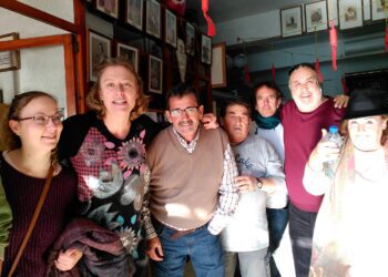 Sandra Borràs, segunda por la izquierda, en la sede de la Associació Valenciana que presidió.