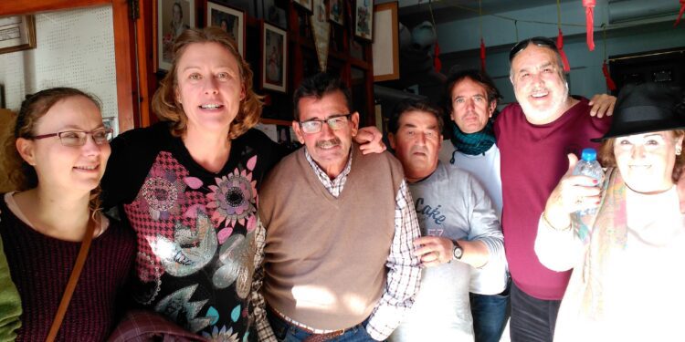 Sandra Borràs, segunda por la izquierda, en la sede de la Associació Valenciana que presidió.