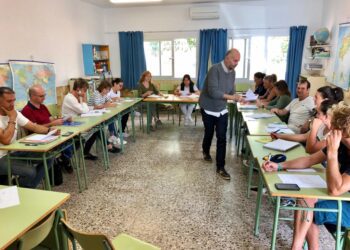 Carles Torres, en una clase de catalán en Formentera.