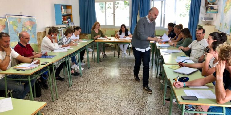 Carles Torres, en una clase de catalán en Formentera.