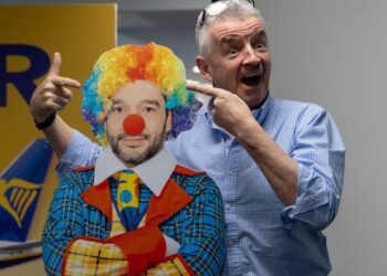 El CEO de Ryanair, Michael O'Leary, junto a la figura del ministro de Consumo, Pablo Bustindy, vestido de payaso. (Europa Press/Eduardo Parra)