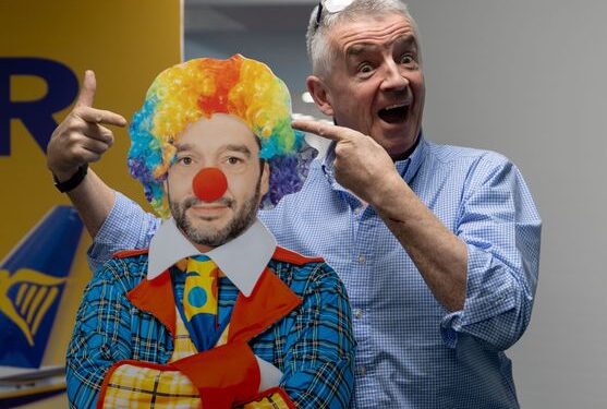 El CEO de Ryanair, Michael O'Leary, junto a la figura del ministro de Consumo, Pablo Bustindy, vestido de payaso. (Europa Press/Eduardo Parra)