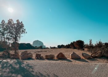 Cierre de uno de los terrenos que se estaba empleando como aparcamiento en la zona de Cala d'Hort cercana al mirador de Es Vedrà. Foto Besos de Ibiza