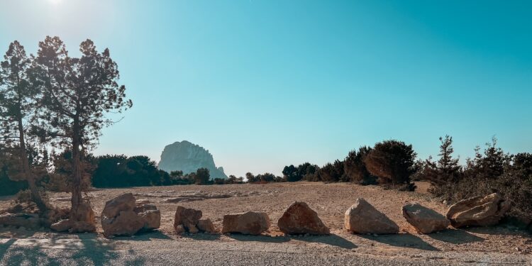 Cierre de uno de los terrenos que se estaba empleando como aparcamiento en la zona de Cala d'Hort cercana al mirador de Es Vedrà. Foto Besos de Ibiza