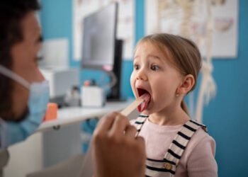 Imagen de archivo de una niña en el pediatra. IStock