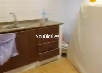 Captura del vídeo que muestra la vivienda okupada que se "traspasa" a otro okupa interesado. Imágenes de Noudiari.es