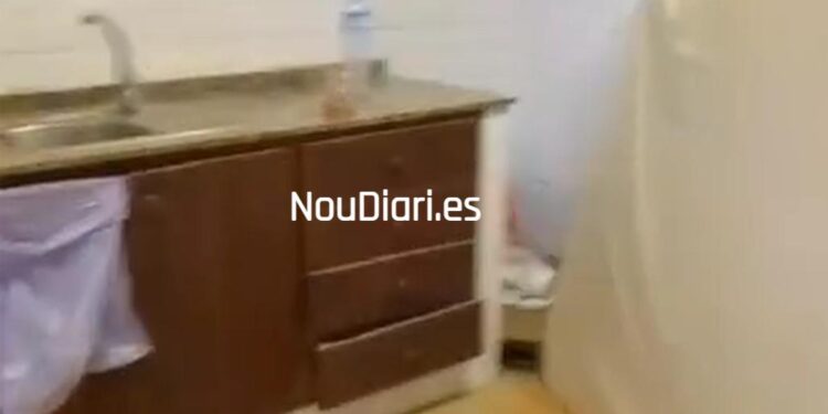 Captura del vídeo que muestra la vivienda okupada que se "traspasa" a otro okupa interesado. Imágenes de Noudiari.es