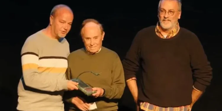 Joan Escandell, recibiendo el Premi Ciutat de Palma por la obra que ahora edita Dolmen.