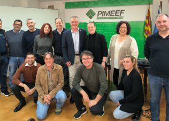 En la imagen, Rojo acompañado por buena parte de la directiva de Pimeef.