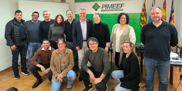 En la imagen, Rojo acompañado por buena parte de la directiva de Pimeef.