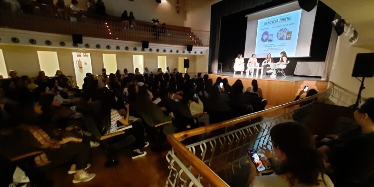 Un evento que busca fomentar el hábito lector y acercar a los autores a sus lectores a través de un formato participativo.