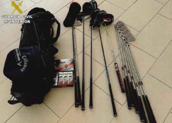 El conjunto de palos de golf robados en una casa de Formentera. Imagen de la Guardia Civil.