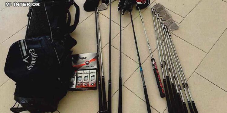 El conjunto de palos de golf robados en una casa de Formentera. Imagen de la Guardia Civil.