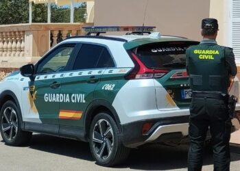 Un agente con su vehículo de la Guardia Civil en una imagen de archivo.