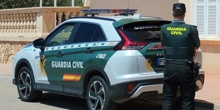 Un agente con su vehículo de la Guardia Civil en una imagen de archivo.