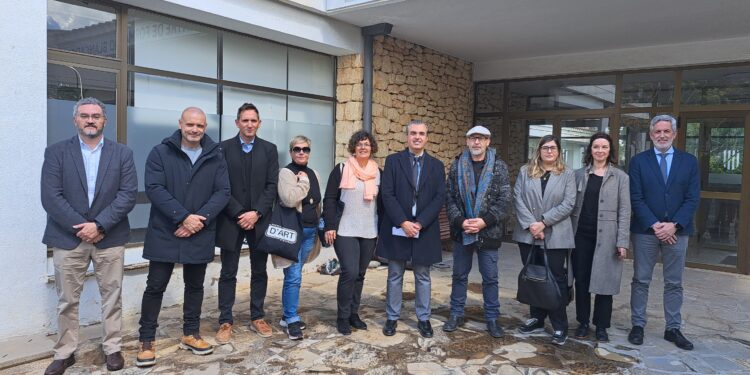 Un momento de la visita en la que han hecho el anuncio del cambio de ubicación de la Escola d'Art a sa Blanca Dona.