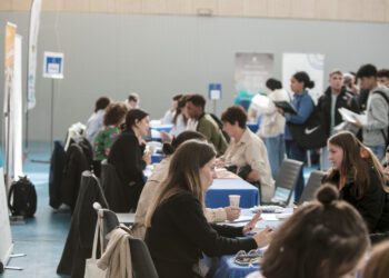 La cita, que se celebra en el polideportivo de Ses Païsses, contará con la participación de 42 empresas de la isla.