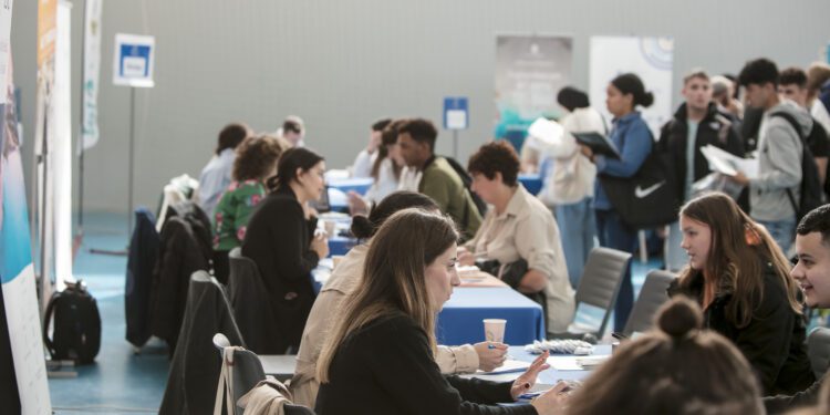 La cita, que se celebra en el polideportivo de Ses Païsses, contará con la participación de 42 empresas de la isla.
