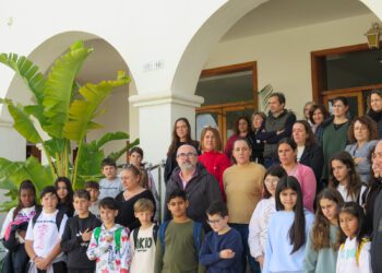 En Sant Josep el minuto de silencio ha contado con la participación especial de los alumnos de sexto de primaria del CEIP Ses Planes, quienes, durante su actividad educativa "Conoce tu ayuntamiento", han querido unirse como muestra de respeto y solidaridad.