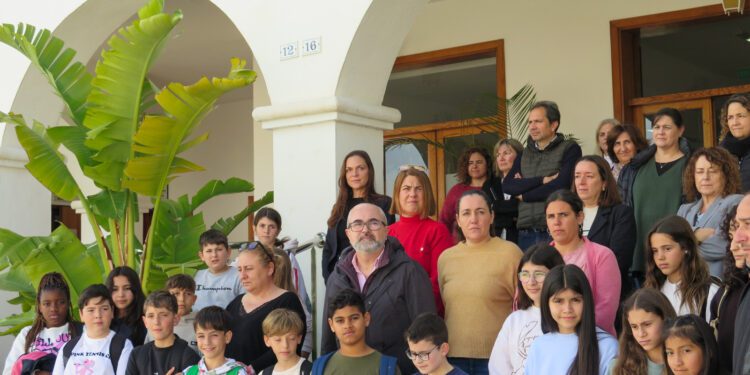 En Sant Josep el minuto de silencio ha contado con la participación especial de los alumnos de sexto de primaria del CEIP Ses Planes, quienes, durante su actividad educativa "Conoce tu ayuntamiento", han querido unirse como muestra de respeto y solidaridad.