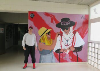 el mural Amigues: mural homenaje a las mujeres payesas, creado por la artista Aida Miró.