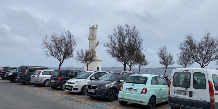 Aparcamiento regulado del puerto de La Savina.